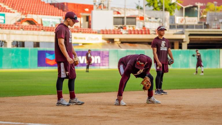 Tomateros de Culiacán entrenó por la tarde y celebró un juego interescuadras.