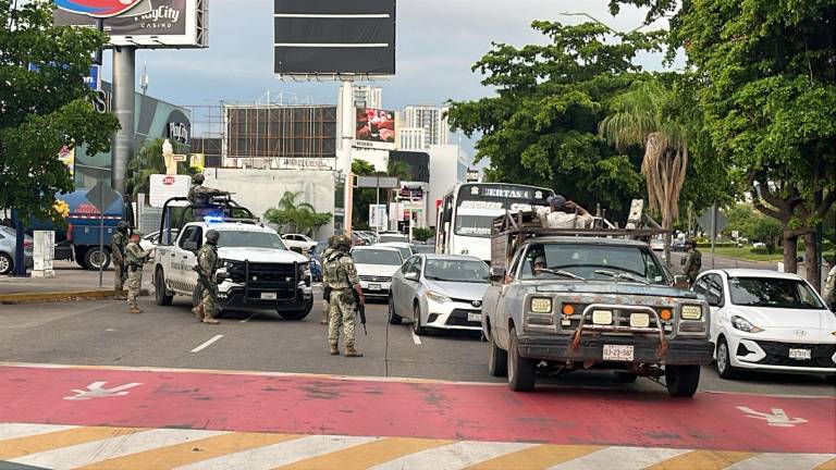 Elementos del Ejército mantienen filtros de seguridad tras ataque en el sector hospitalario de Culiacán.
