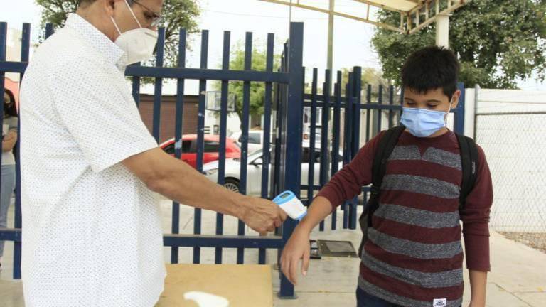 Un alumno llega a un Centros Comunitarios de Aprendizaje.
