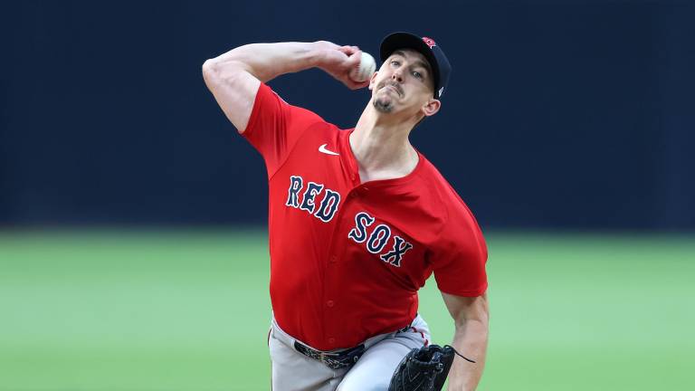 Walker Buehler se dirige al bullpen.