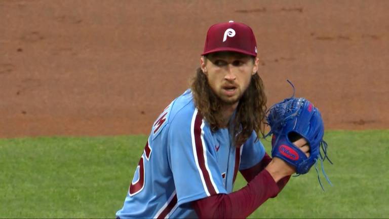 Matt Strahm extiende contrato hasta 2025.