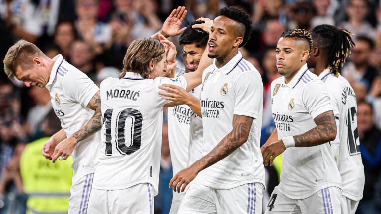 Asensio es felicitado por su gol.