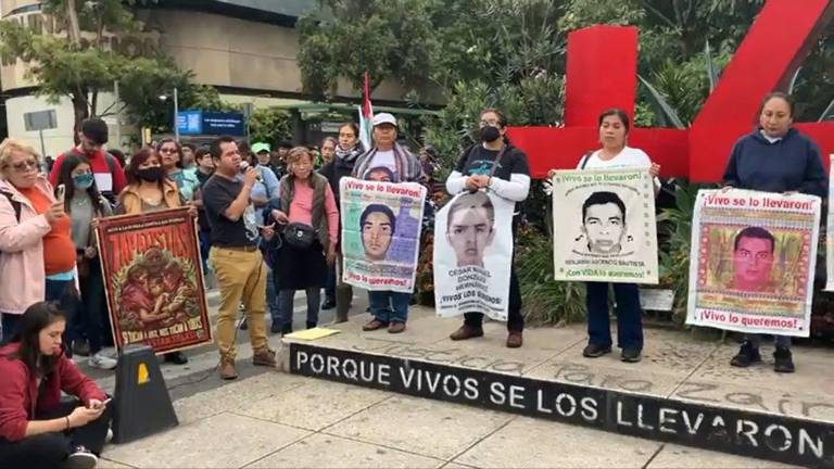 Los padres señalan al fiscal por presunta corrupción.