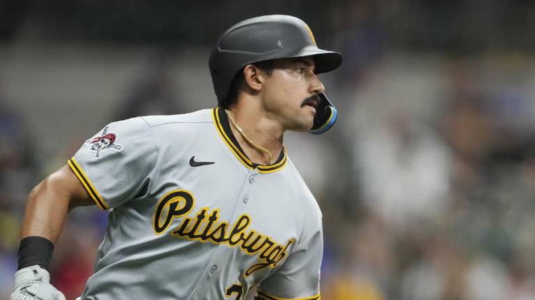 Nick Gonzales se fue perfecto a la ofensiva por los Piratas.