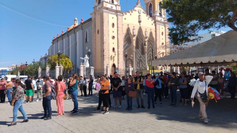 Entrega de boletos gratuitos para el concierto de este jueves en el Carnaval de Mazatlán.