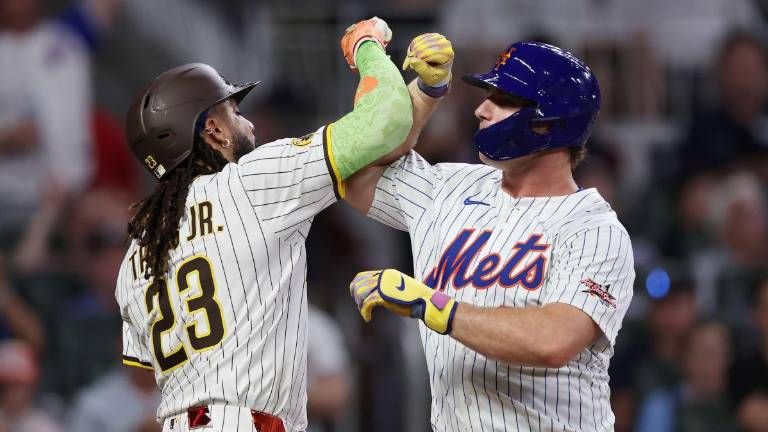 Pete Alonso es felicitado por Fernando Tatis Jr. tras conectar jonrón de tres carreras en la sextra entrada para la Liga Nacional.
