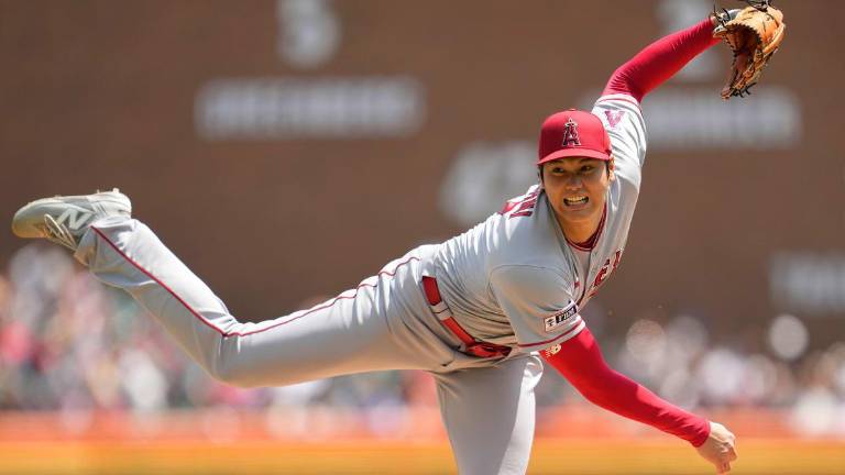 Ohtani lanza juego completo.