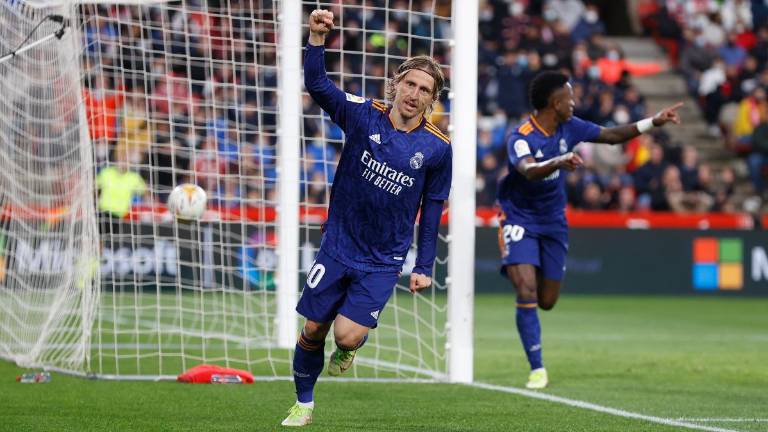 Luka Modric y Vinícius festejan el tercer gol merengue.