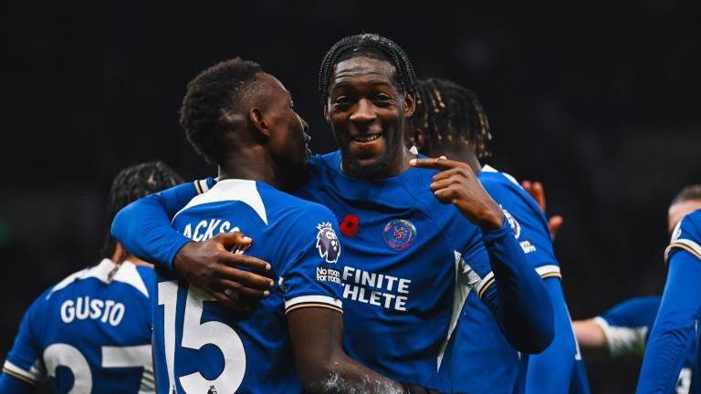 Nico Jackson es felicitado por sus compañeros al anotar uno de sus tres goles del Chelsea sobre el Tottenham.