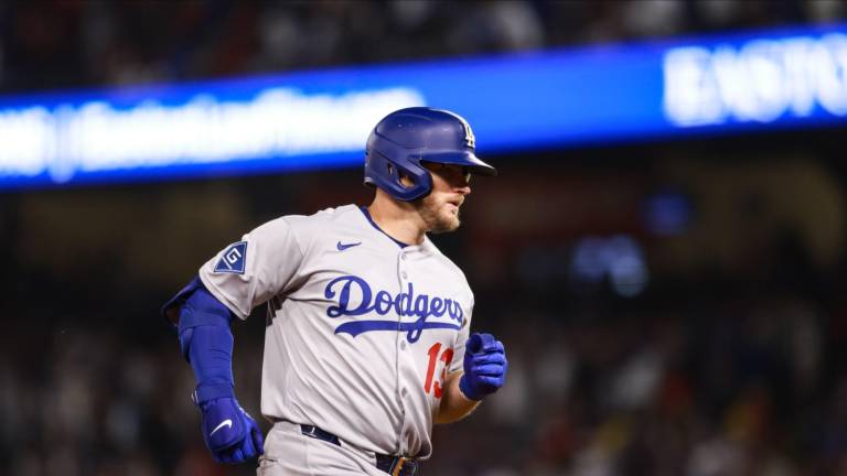 Max Muncy se va al hule.