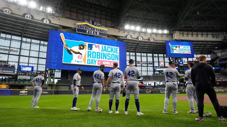 Como es toda una tradición, todos los equipos llevaron el dorsal con el número 42 en honor a Jackie Robinson.