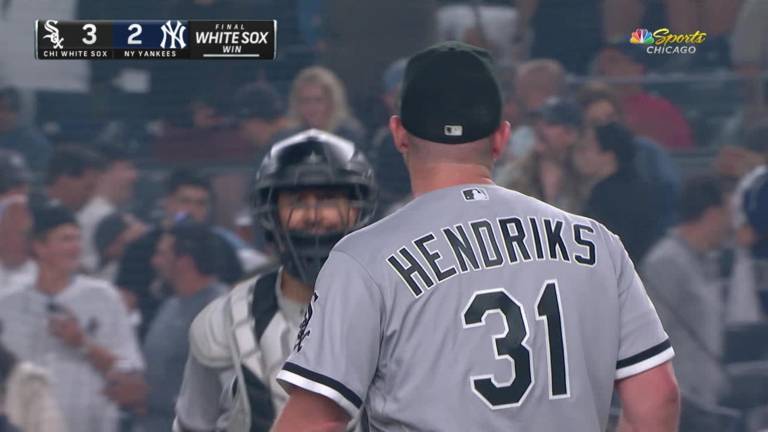 Liam Hendriks se va al hule.