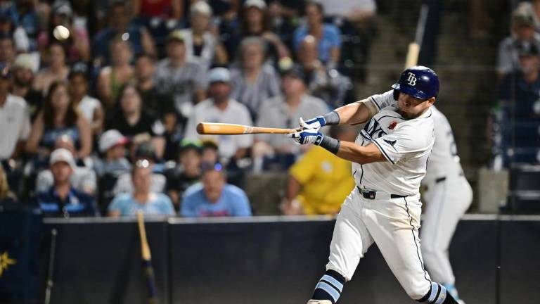 Jonathan Aranda se voló la barda por los Rays.