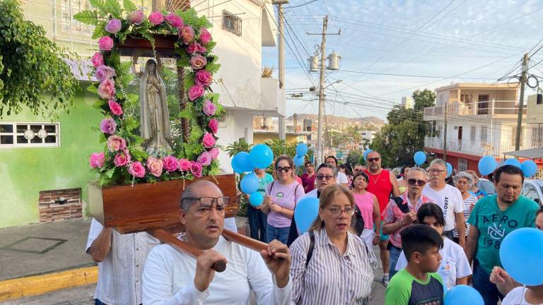 La imagen de la Virgen recorrió las calles de la colonia Montuosa.
