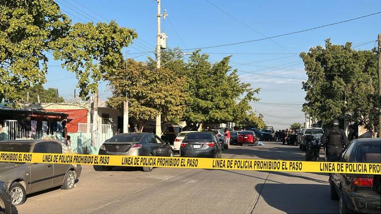 Un ataque a balazos a un domicilio en la colonia Guadalupe Victoria, en Culiacán, dejó tres personas muertas.