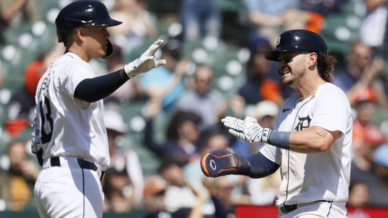 Gio Urshela (izquierda) dio el imparable que definió el encuentro en favor de los Tigres.