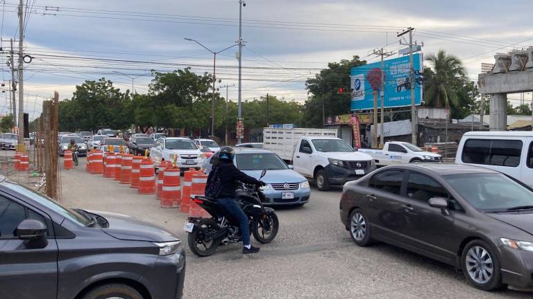 Carreteras y avenidas de Mazatlán volvieron a registrar caos vehicular tras el regreso a clases.