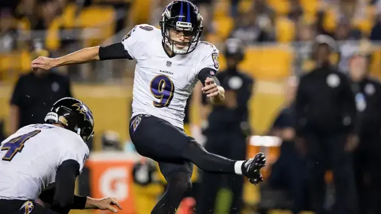 A Justin Tucker le caen más problemas.