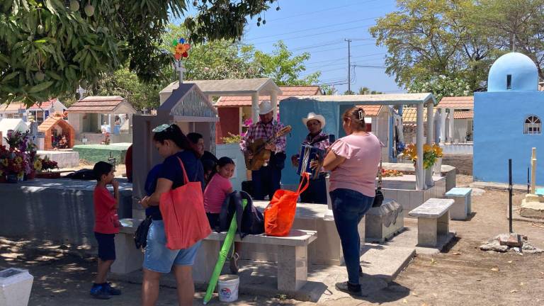 Mazatlecos se dieron cita en los panteones este 10 de mayo en busca de recordar los buenos momentos.