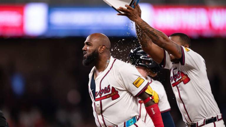 Marcell Ozuna definió el triunfo de los Bravos, al remolcar a Alex Verdugo.