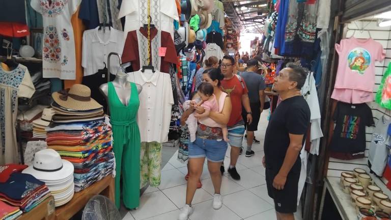 En el Mercado Pino Suárez, en el Centro de Mazatlán, empieza a repuntar la presencia de turistas.