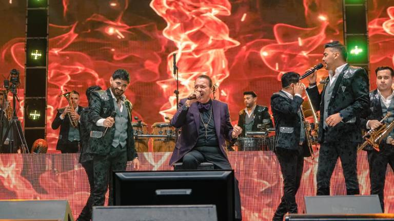 Banda El Recodo y Julio Preciada arman la fiesta en la Arena Ciudad de México.