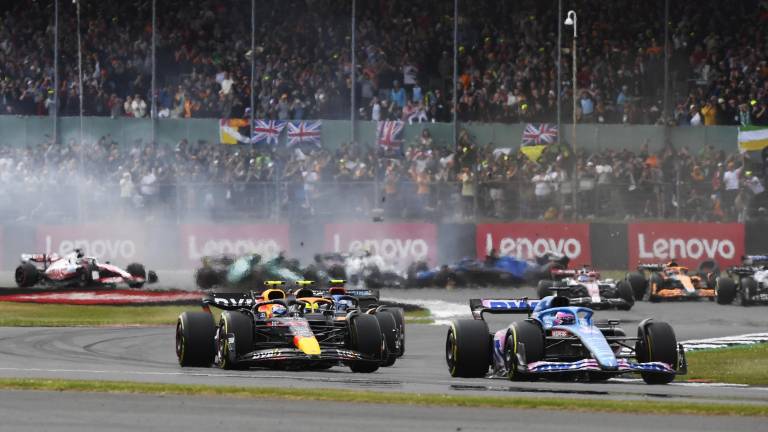La carrera se detuvo unos minutos tras el accidente.