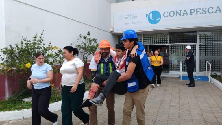 Simulacro de emergencia por sismo llevado a cabo en las instalaciones de Conapesca en Mazatlán.