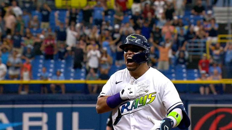 Isaac Paredes pega sencillo de oro.