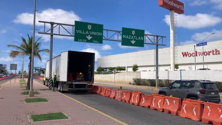 Delimitación de carriles en la zona donde se construirá un puente en la salida norte de Mazatlán.