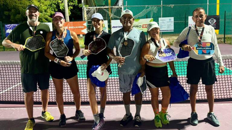 Algunas de las parejas que compitieron y ganaron en el Torneo Selectivo Sinaloa Pickleball Pata Salada Mazatlán.
