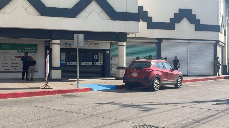 El vehículo Nissan Kicks fue baleado en el estacionamiento de una plaza comercial al poniente de Culiacán. Su conductor resultó ileso.