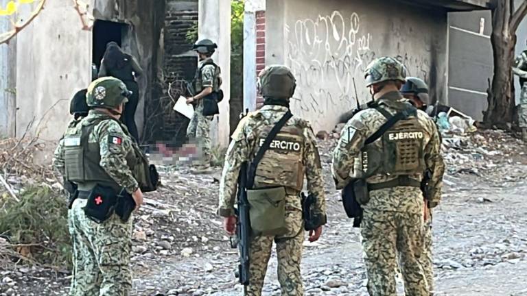 Elementos del Ejército Mexicano localizaron los cuerpos de dos hombres con la cabeza vendada y las manos atadas hacia la espalda.