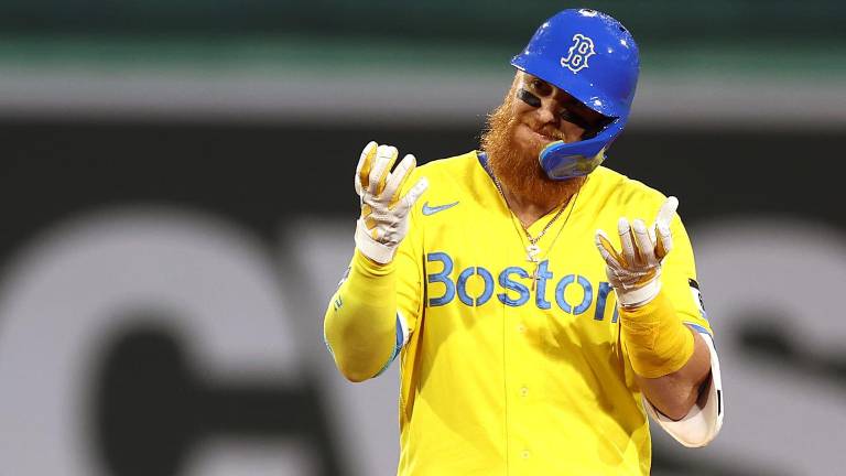 Justin Turner permanecerá en la División Este de la Liga Americana, pero ahora con los Azulejos de Toronto.