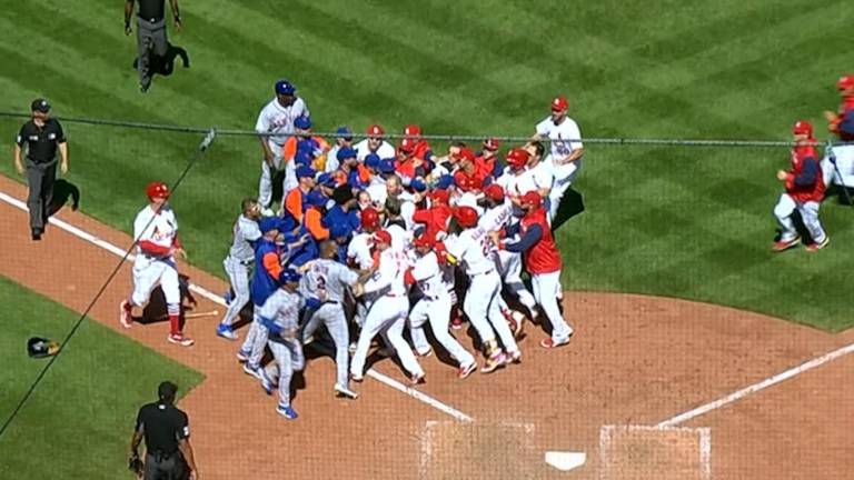 Se vaciaron las bancas en el juego entre Mets y Cardenales.