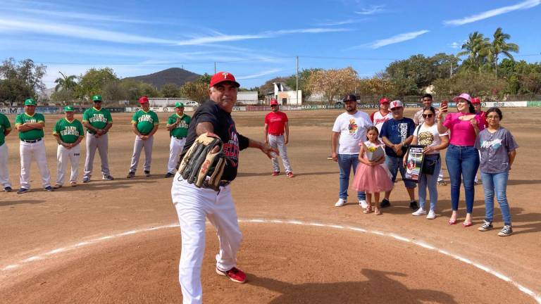 José Alfredo Lizárraga Lizárraga fue el homenajeado en la inauguración de la Liga de Beisbol Transportista.