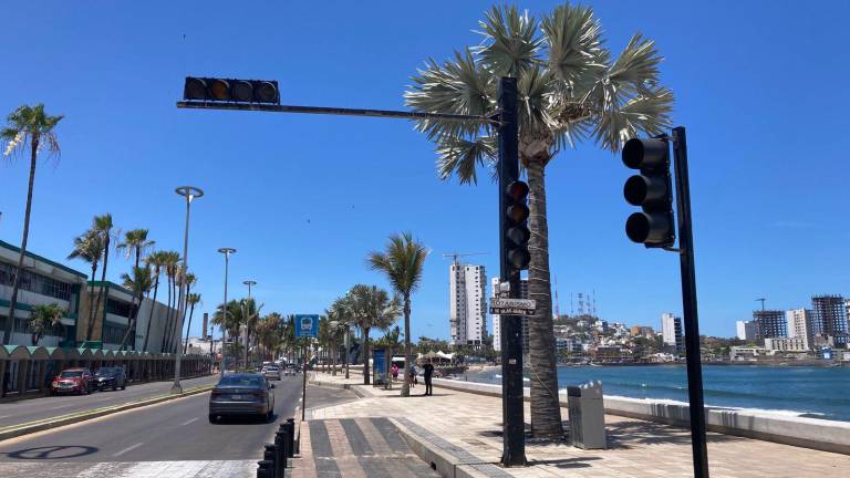 Después de la lluvia de la noche del domingo, algunos semáforos de Mazatlán dejaron de funcionar.