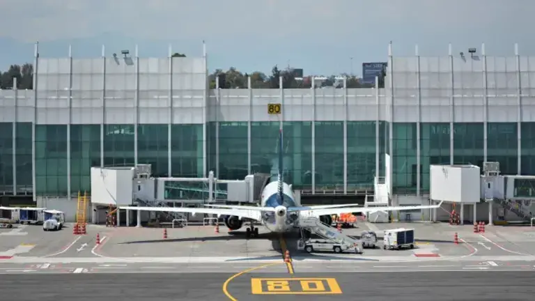 Una de las acciones que señala la SICT son las mejoras en seguridad y orden operacional en el Aeropuerto Internacional de la Ciudad de México.