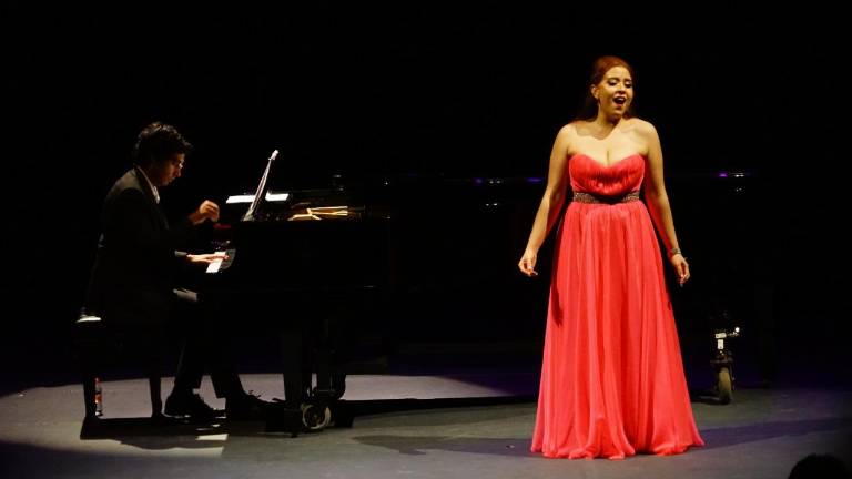 La mazatleca Eimy Sánchez Osuna, quien regresó al puerto ya que radiaca en la Ciudad de México, deleitó a su público con su voz en “Noches de Romance” .