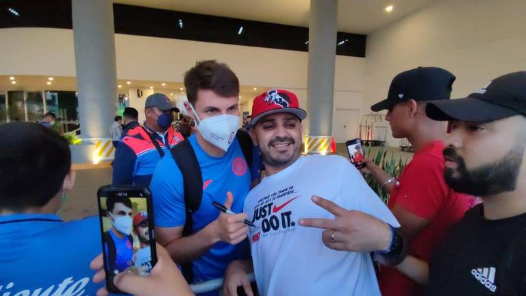 Santiago Giménez se toma la foto con un aficionado.