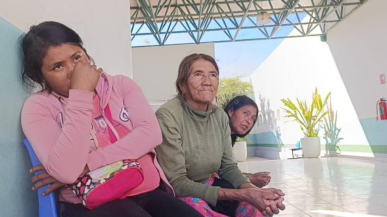 Mireya y su familia se encuentran en el hospital IMSS Bienestar en busca de apoyo para llevarse al pequeño Álvaro.