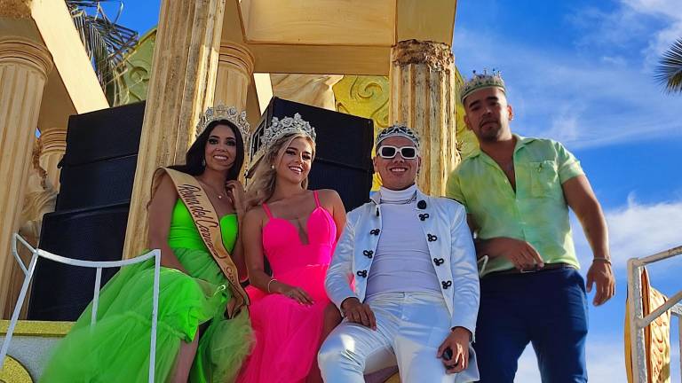 Carolina Pérez e Ivanna Matamoros, Reina del Carnaval y Reina de los Juegos Florales, respectivamente, junto a Gibrán Contreras y Francisco Olimón, Marqués y Príncipe del Carnaval 2022.