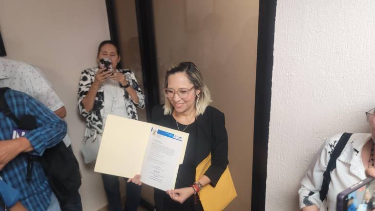 Denise Díaz Quiñónez acudió de nuevo ante la Comisión de Elecciones por su registro como aspirante a la Rectoría de la UAS.