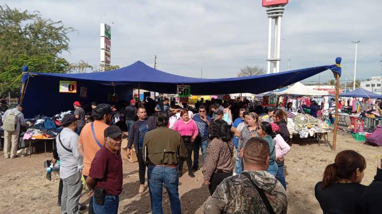 Los comerciantes del tianguis Los Huizaches realizan una movilización contra los acaparadores.