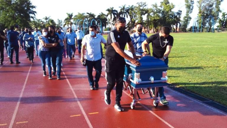 El cuerpo de Jesús Julián Corvera Cisneros dio su última vuelta por la pista de atletismo de Ciudad Universitaria, de la UAS, en Culiacán.