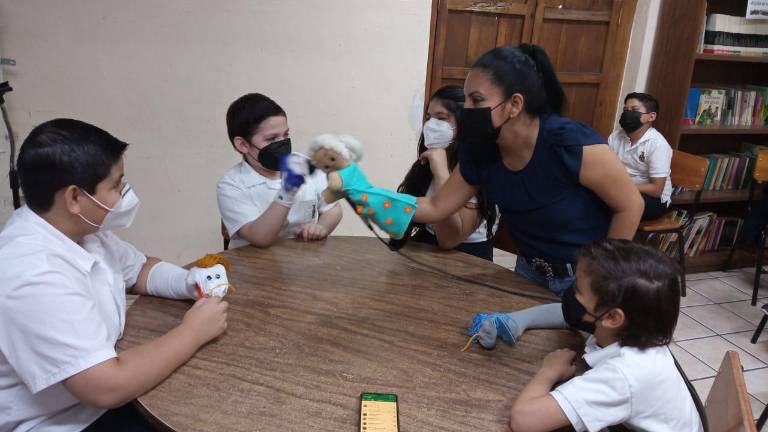Los alumnos se divierten creando títeres.