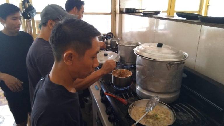 Trabajadores de cruceros alquilan cocinas de restaurantes del Mercado Municipal Pino Suárez y adquieren productos frescos del centro de abastos, favoreciendo a los comerciantes de la zona.
