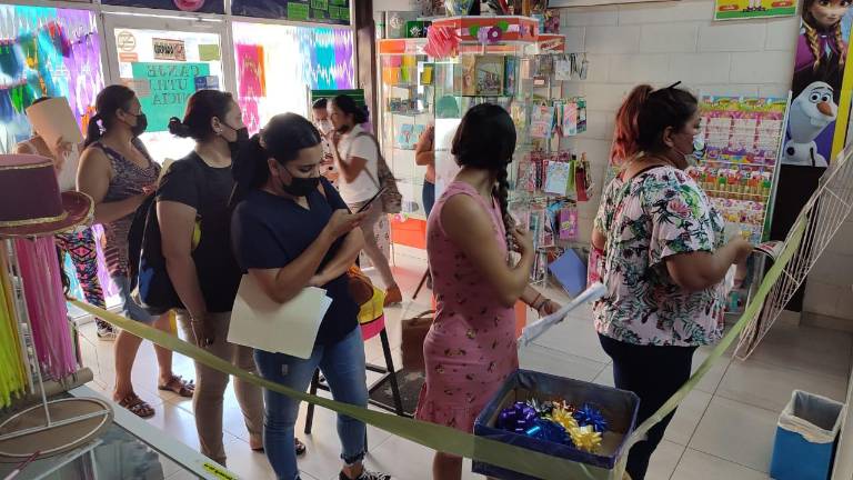 Madres de familia a la espera de poder canjear los útiles de sus hijos.