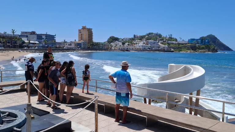 El Escuadrón Acuático pide a los visitantes consultar siempre al salvavidas antes de entrar al agua y respetar los banderines de seguridad.