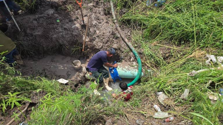 Personal de Jumapae repara una nueva fuga en el acueducto Baluarte-Escuinapa.